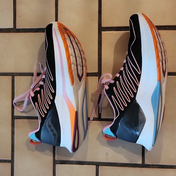 Saucony Endorphin with Speedroll Technology. Excellent condition! Dark color 🖤 - Picture 3 of 8